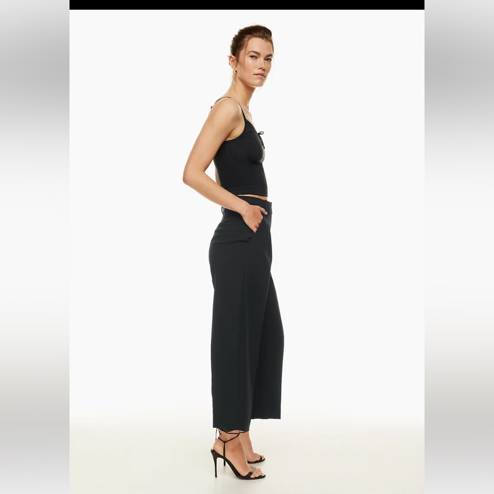 Aritzia Wilfred  THE EFFORTLESS CROPPED PANT
Color: SPICED BURGUNDY Size: 0